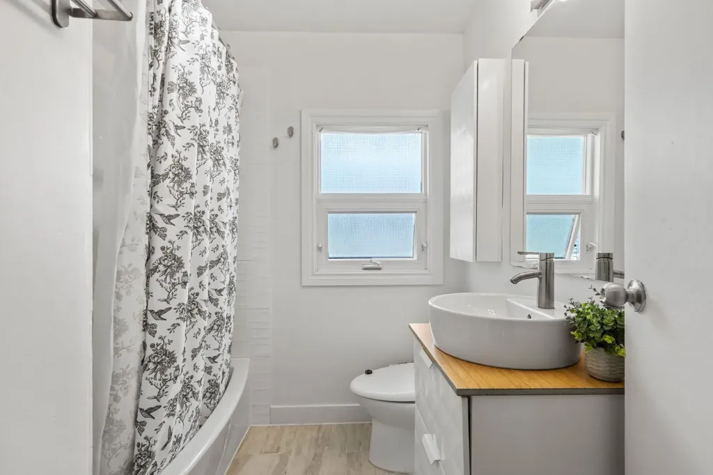 2615 17a Street SW Calgary AB T2T 4S7