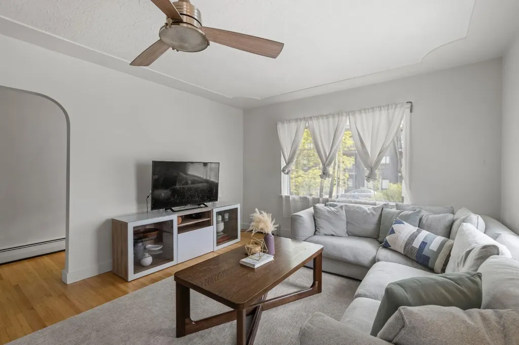 2615 17a Street SW Calgary AB T2T 4S7