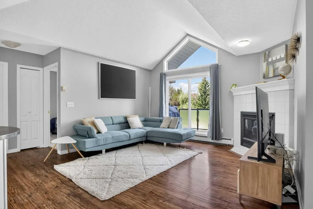 10 Sierra Morena Mews SW Calgary AB T3H 3K5