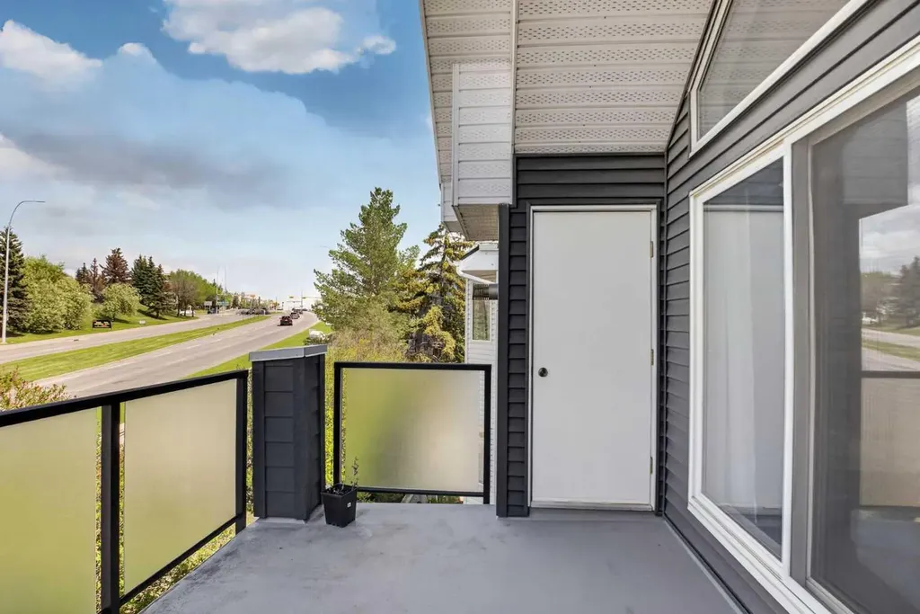 10 Sierra Morena Mews SW Calgary AB T3H 3K5