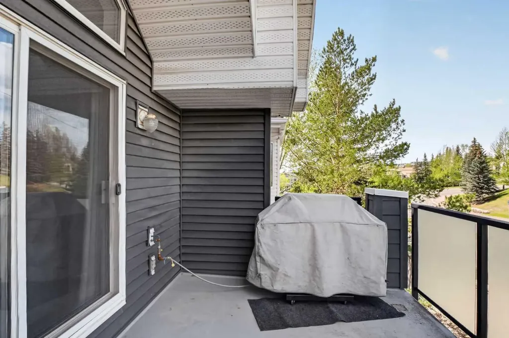10 Sierra Morena Mews SW Calgary AB T3H 3K5