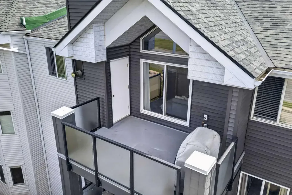 10 Sierra Morena Mews SW Calgary AB T3H 3K5
