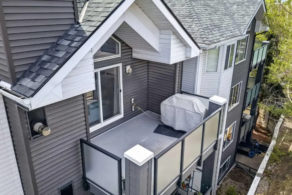 10 Sierra Morena Mews SW Calgary AB T3H 3K5