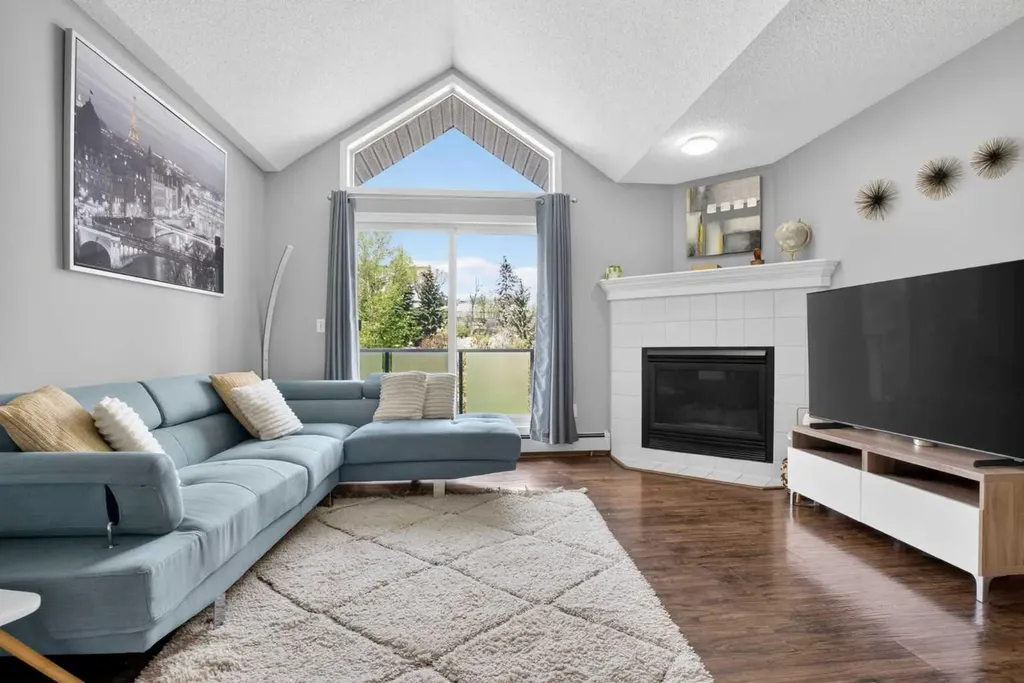 10 Sierra Morena Mews SW Calgary AB T3H 3K5