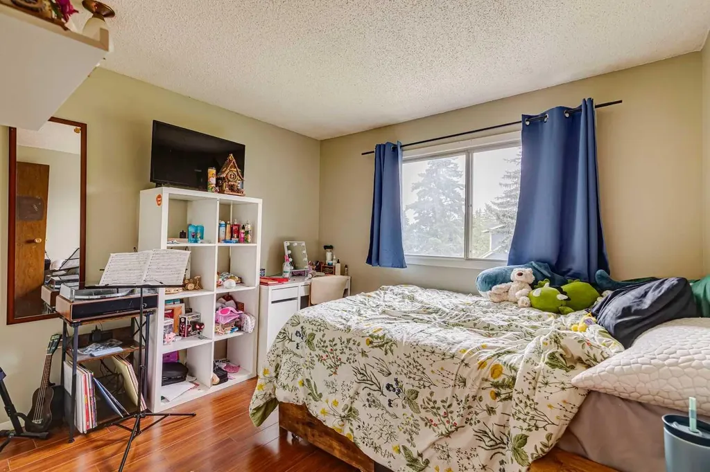 864 Queensland Drive SE Calgary AB T2J 6E6