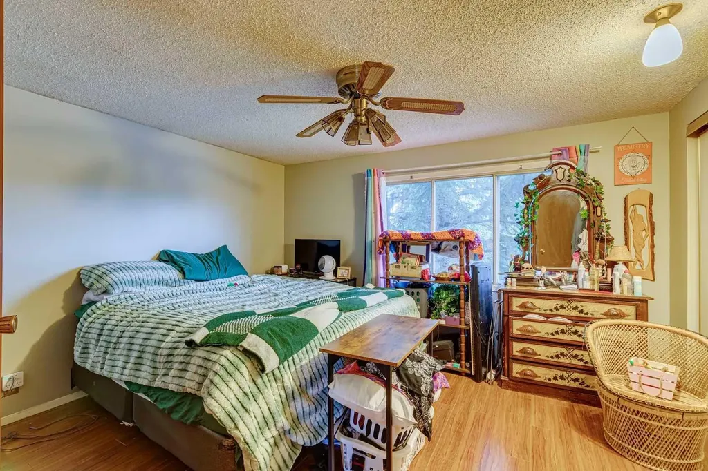 864 Queensland Drive SE Calgary AB T2J 6E6