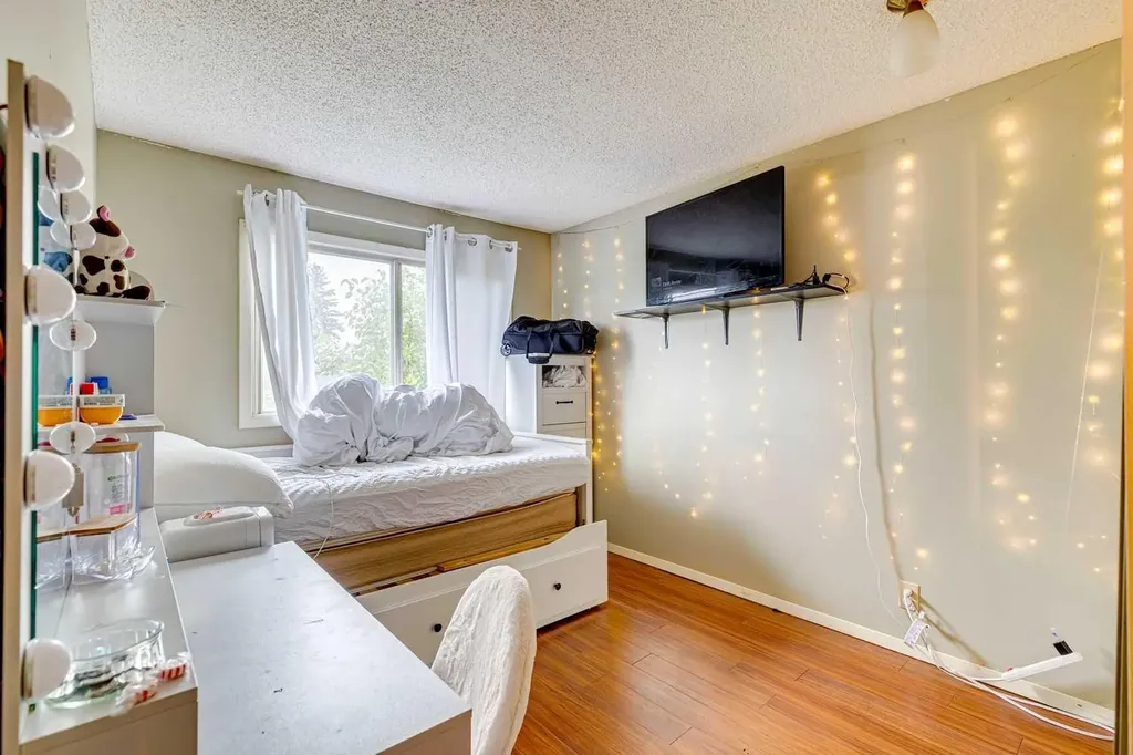 864 Queensland Drive SE Calgary AB T2J 6E6
