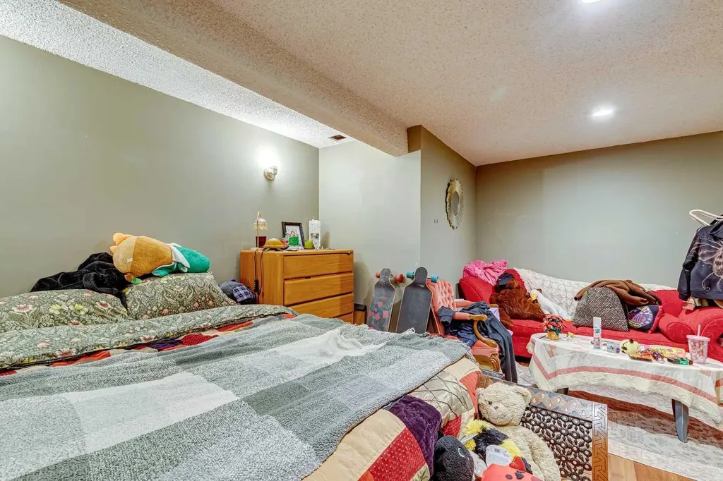 864 Queensland Drive SE Calgary AB T2J 6E6