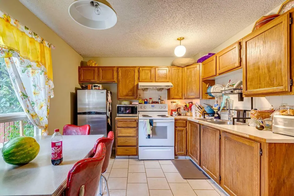 864 Queensland Drive SE Calgary AB T2J 6E6