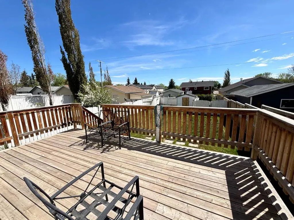 52 Country Ridge Close Lacombe AB T4L 1H2