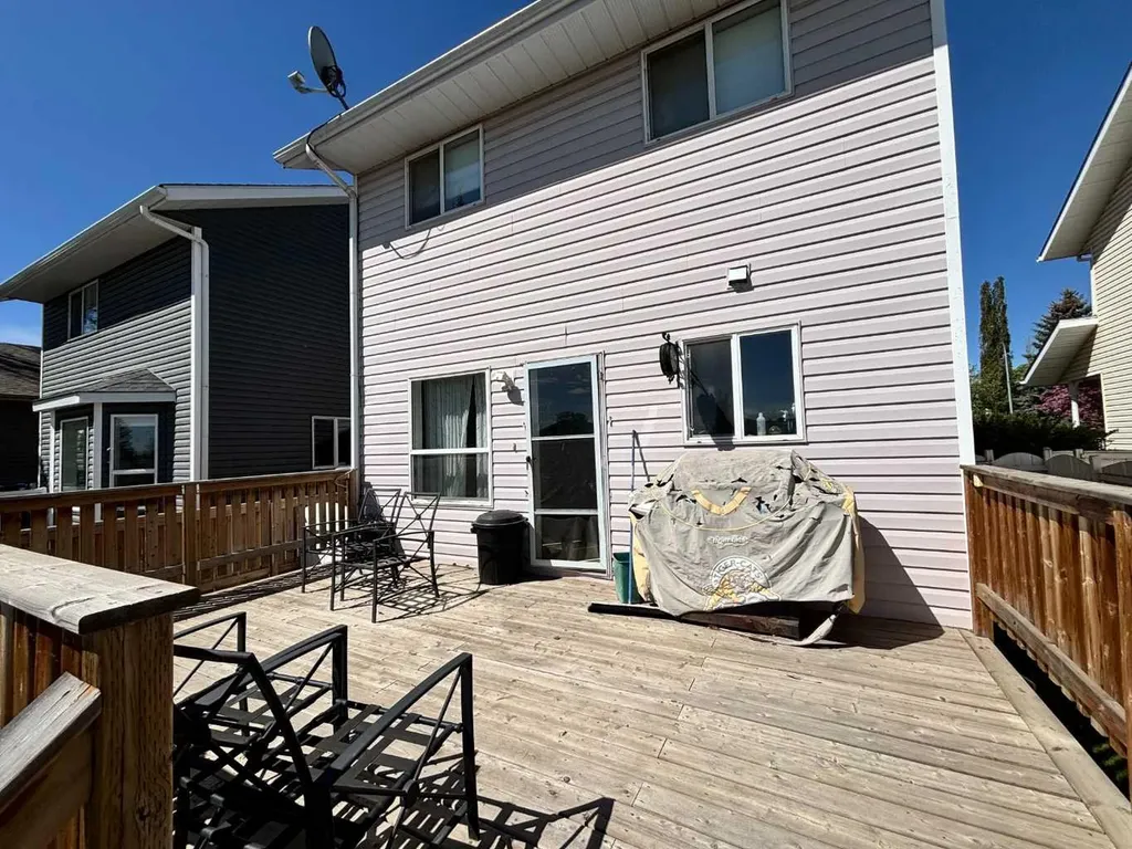 52 Country Ridge Close Lacombe AB T4L 1H2