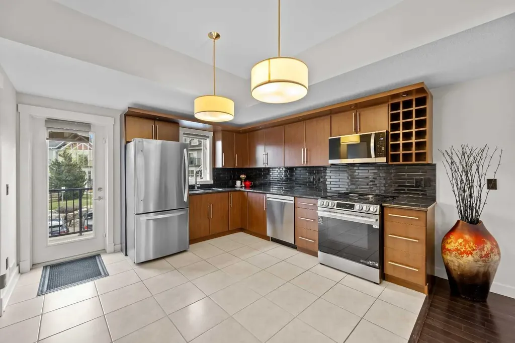 768 73 Street SW Calgary AB T3H 5V9