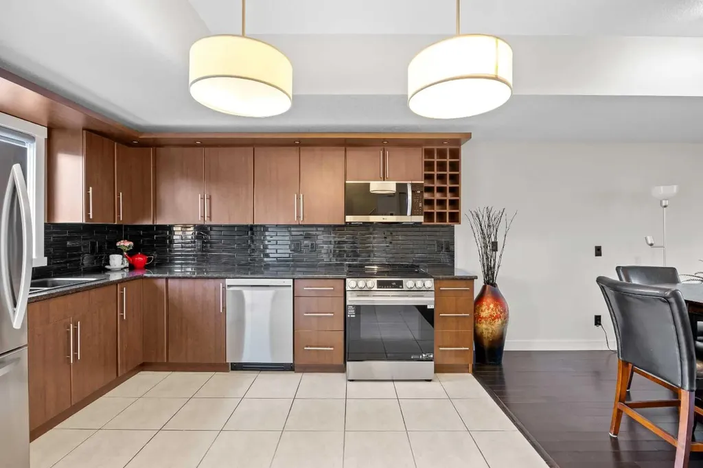 768 73 Street SW Calgary AB T3H 5V9