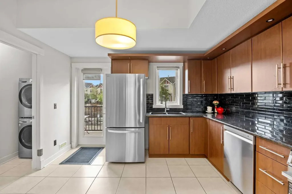 768 73 Street SW Calgary AB T3H 5V9