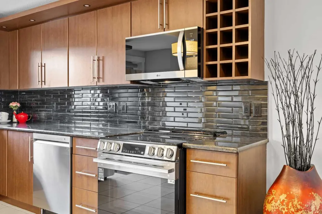 768 73 Street SW Calgary AB T3H 5V9