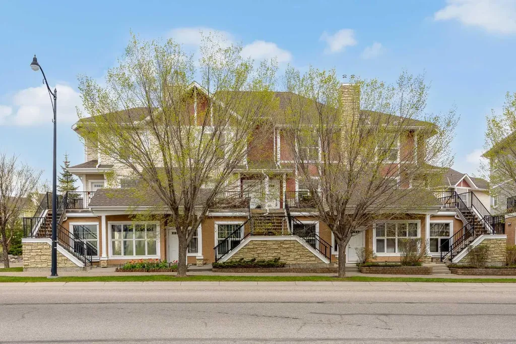 768 73 Street SW Calgary AB T3H 5V9