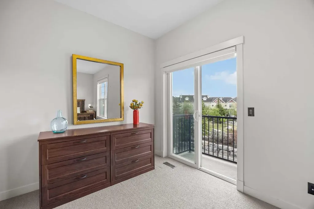 768 73 Street SW Calgary AB T3H 5V9