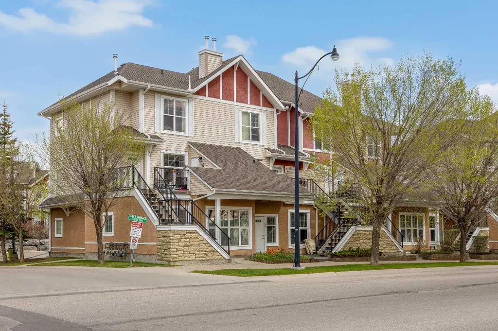 768 73 Street SW Calgary AB T3H 5V9