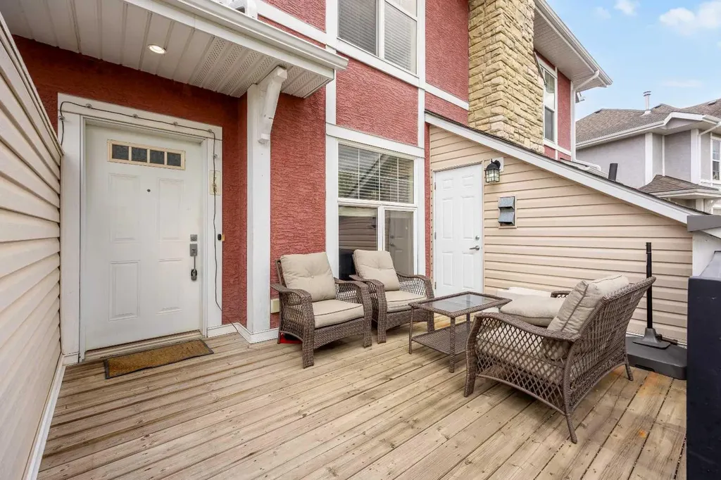 768 73 Street SW Calgary AB T3H 5V9