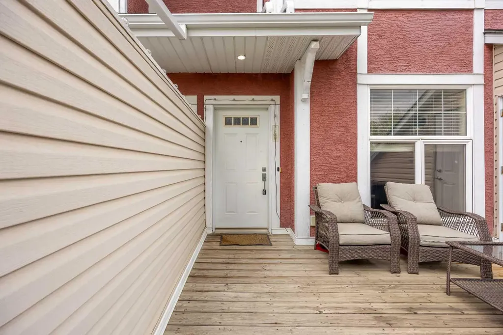 768 73 Street SW Calgary AB T3H 5V9