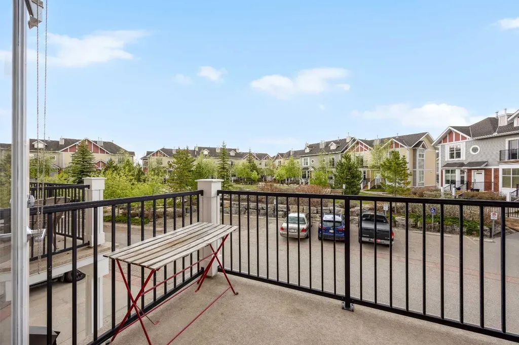 768 73 Street SW Calgary AB T3H 5V9
