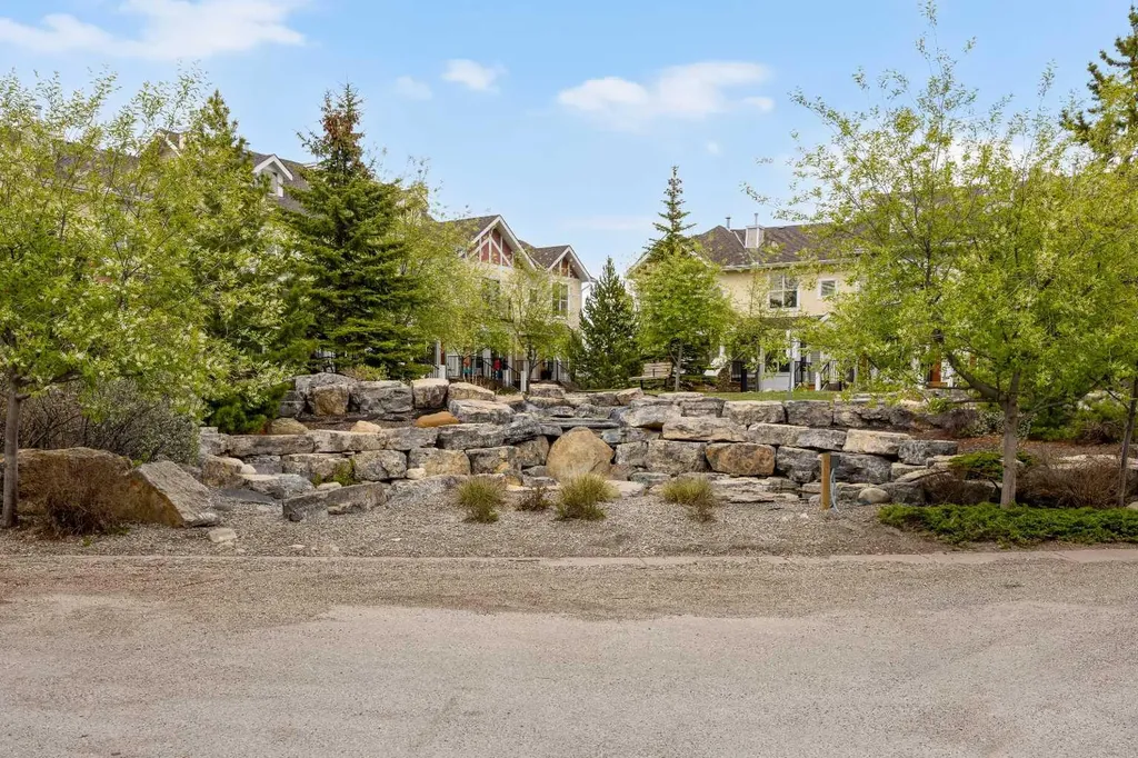 768 73 Street SW Calgary AB T3H 5V9