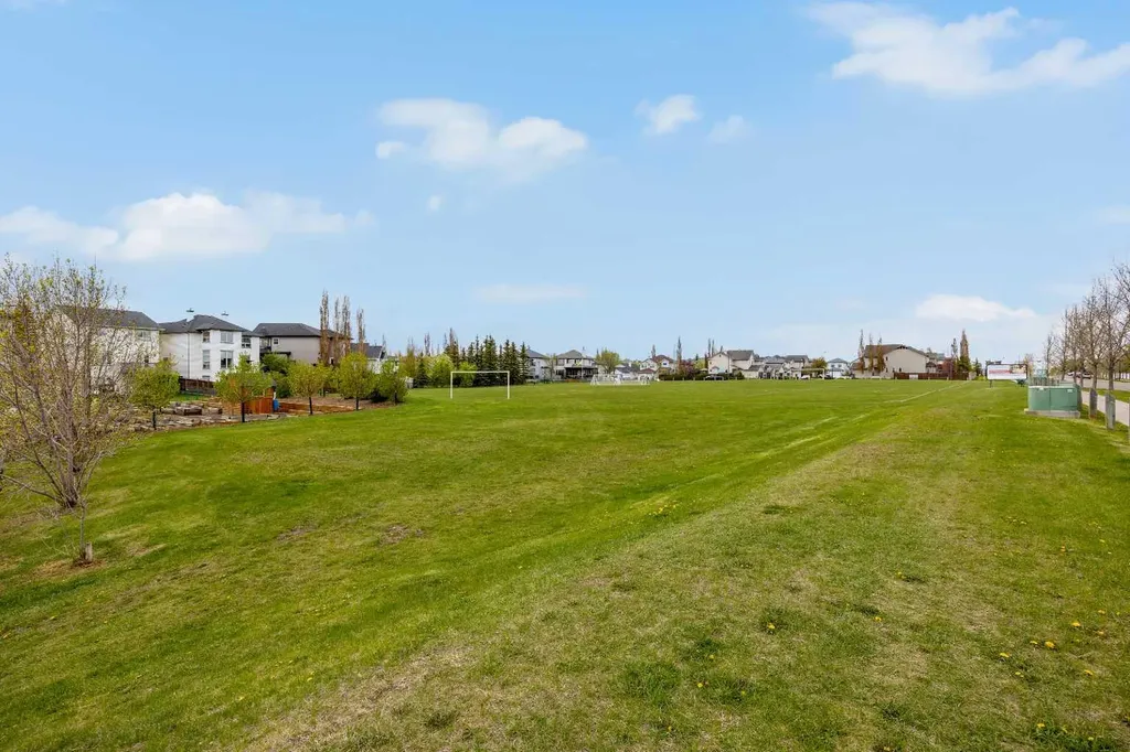 768 73 Street SW Calgary AB T3H 5V9