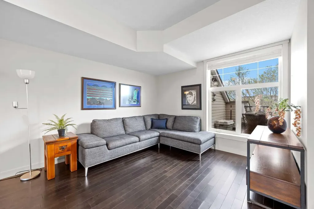 768 73 Street SW Calgary AB T3H 5V9