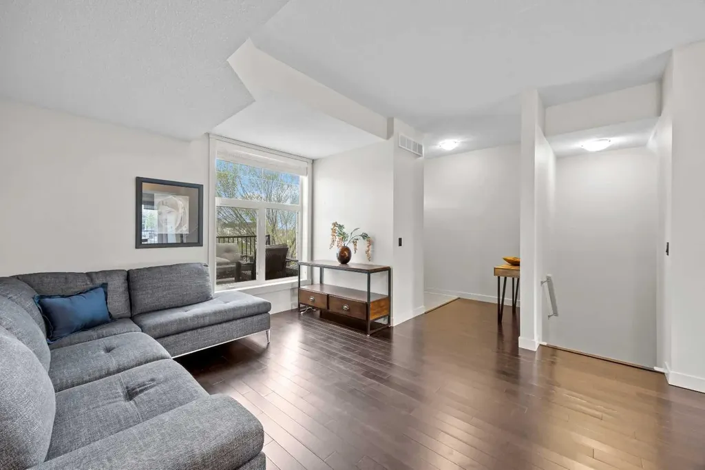 768 73 Street SW Calgary AB T3H 5V9