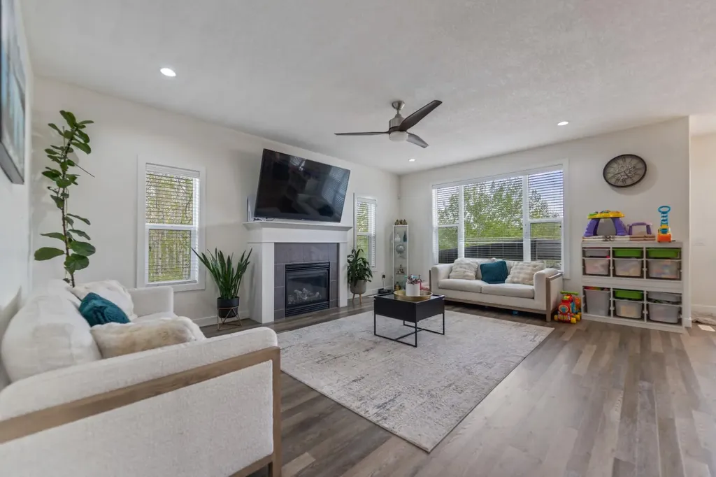 126 Bayview Street SW Airdrie AB T4B 3V1
