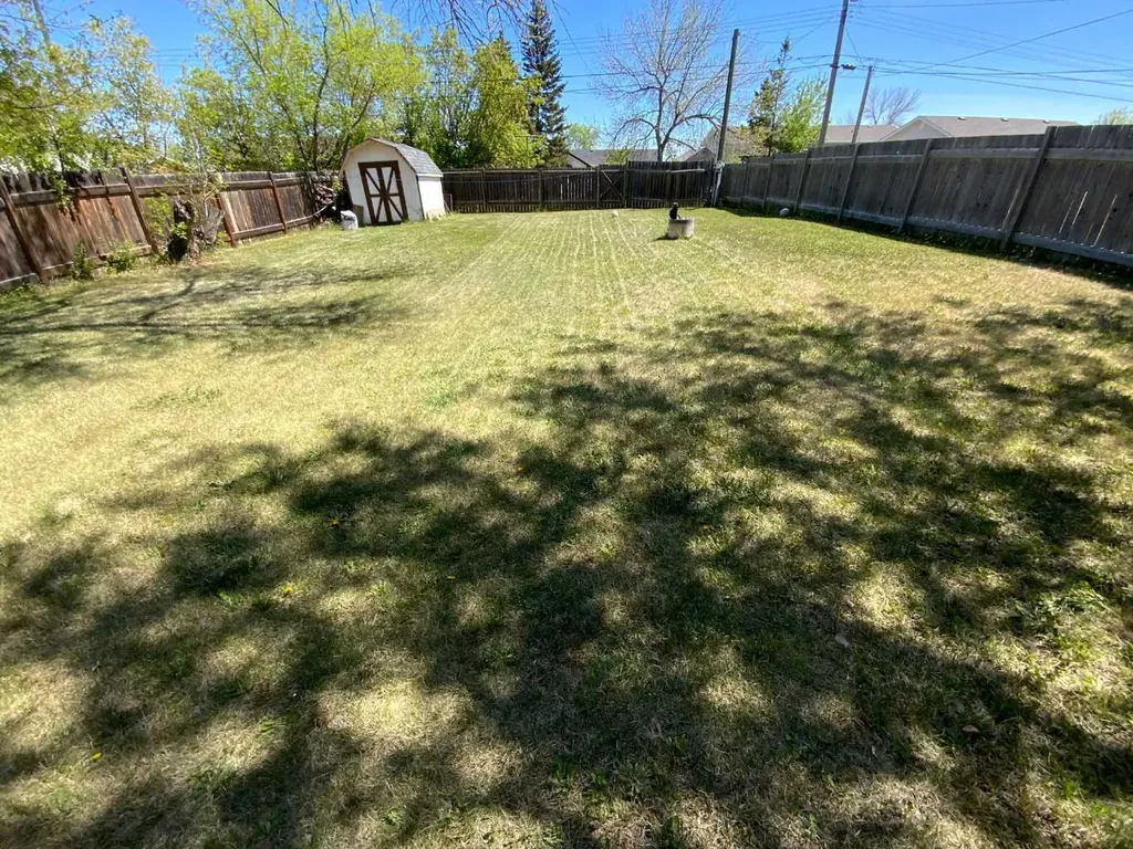422 Arena Avenue Trochu AB T0M 2C0
