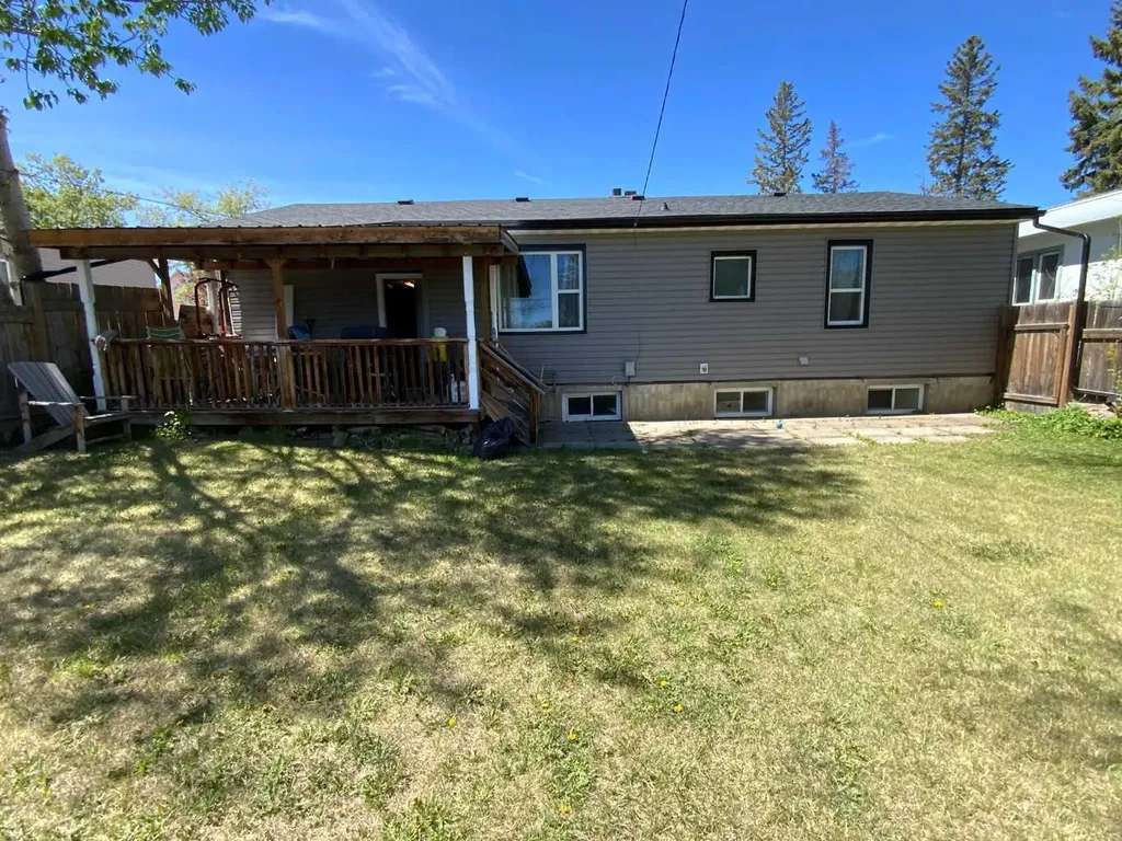 422 Arena Avenue Trochu AB T0M 2C0
