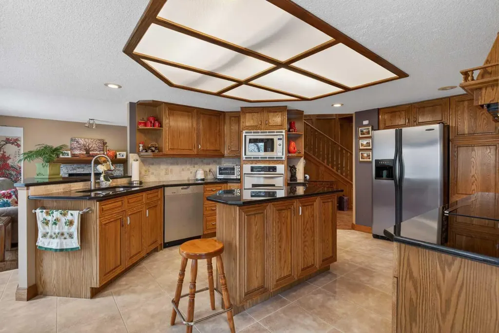 935 Shawnee Drive SW Calgary AB T2Y 2G9