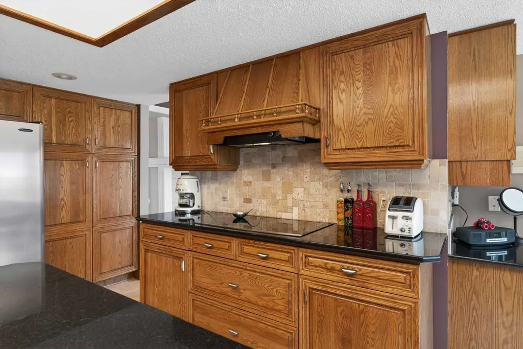935 Shawnee Drive SW Calgary AB T2Y 2G9