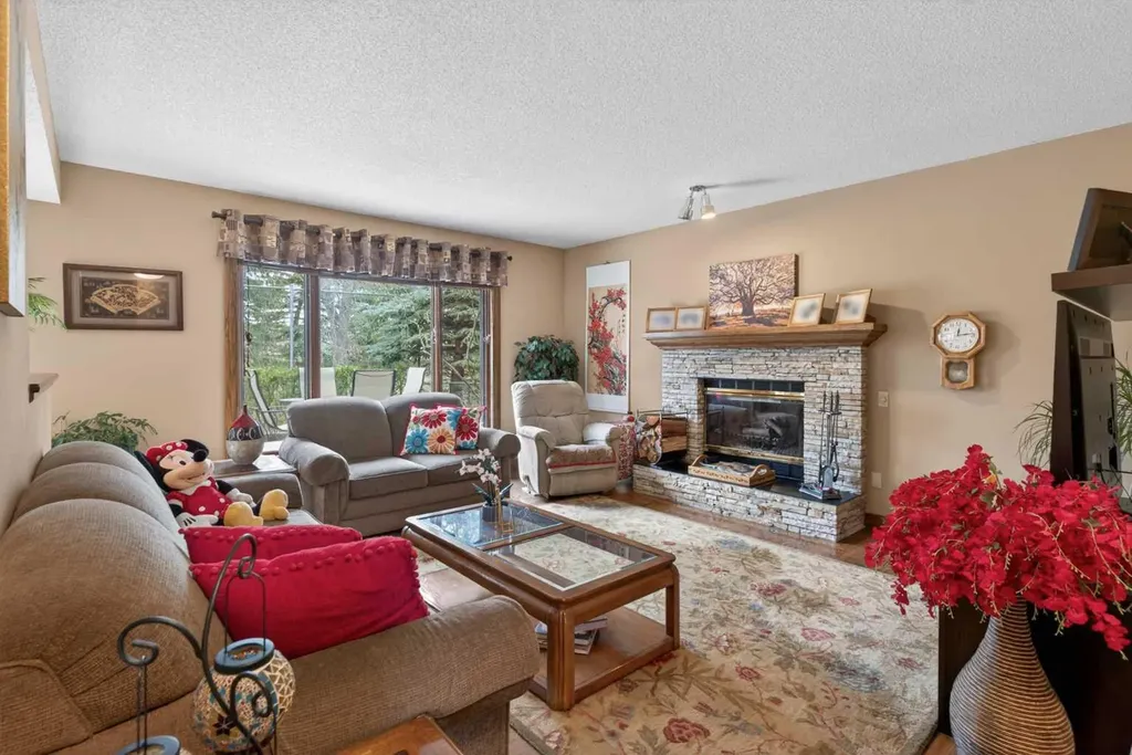 935 Shawnee Drive SW Calgary AB T2Y 2G9