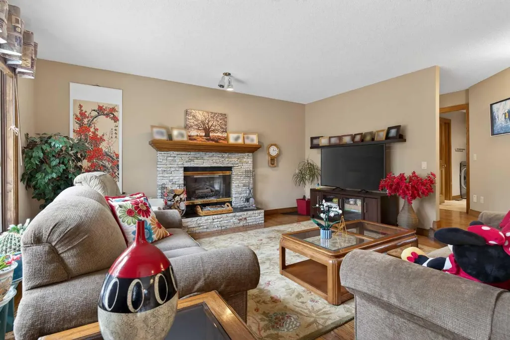 935 Shawnee Drive SW Calgary AB T2Y 2G9