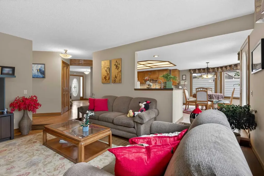 935 Shawnee Drive SW Calgary AB T2Y 2G9