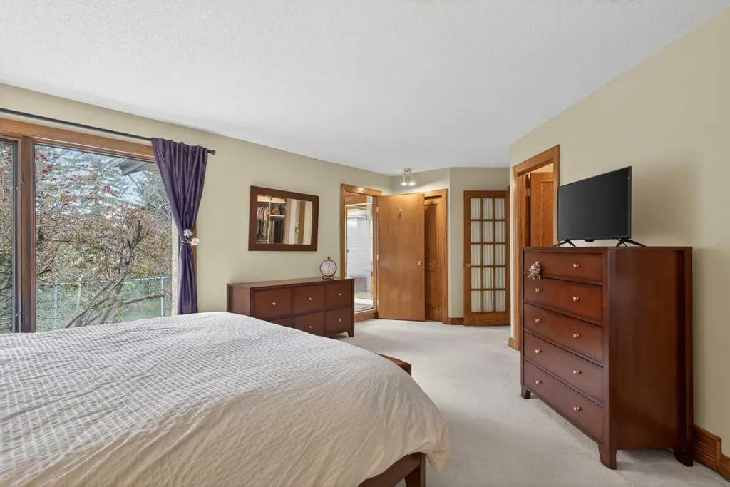 935 Shawnee Drive SW Calgary AB T2Y 2G9