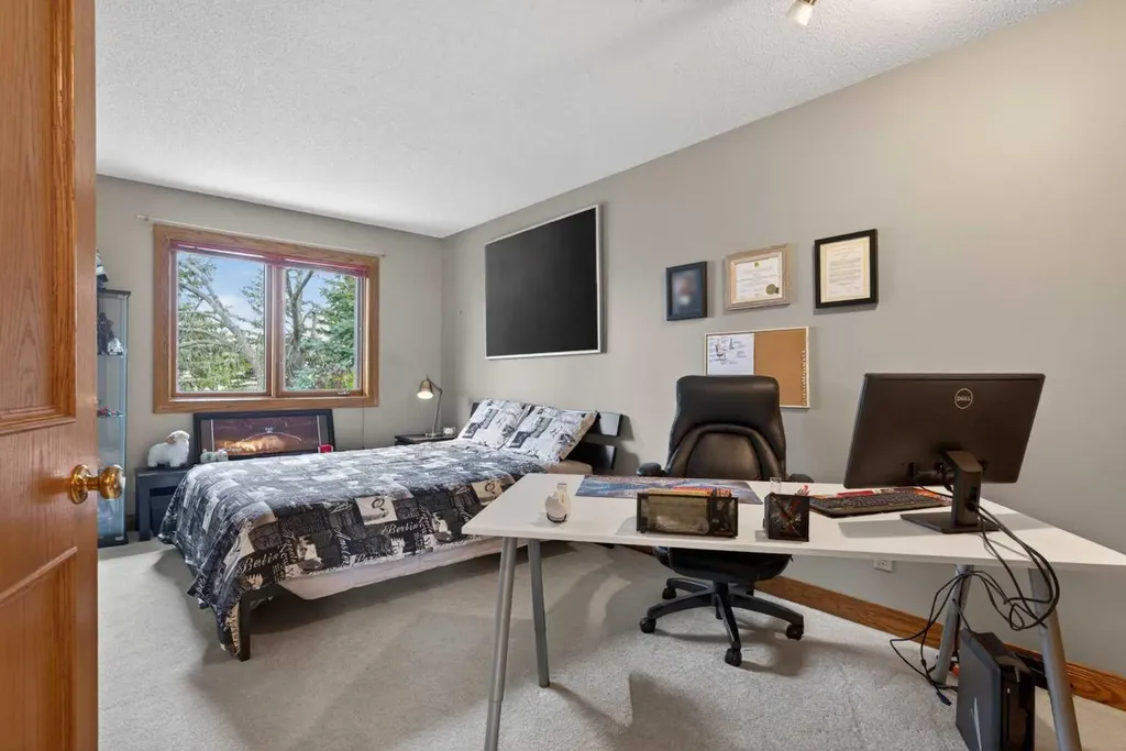 935 Shawnee Drive SW Calgary AB T2Y 2G9