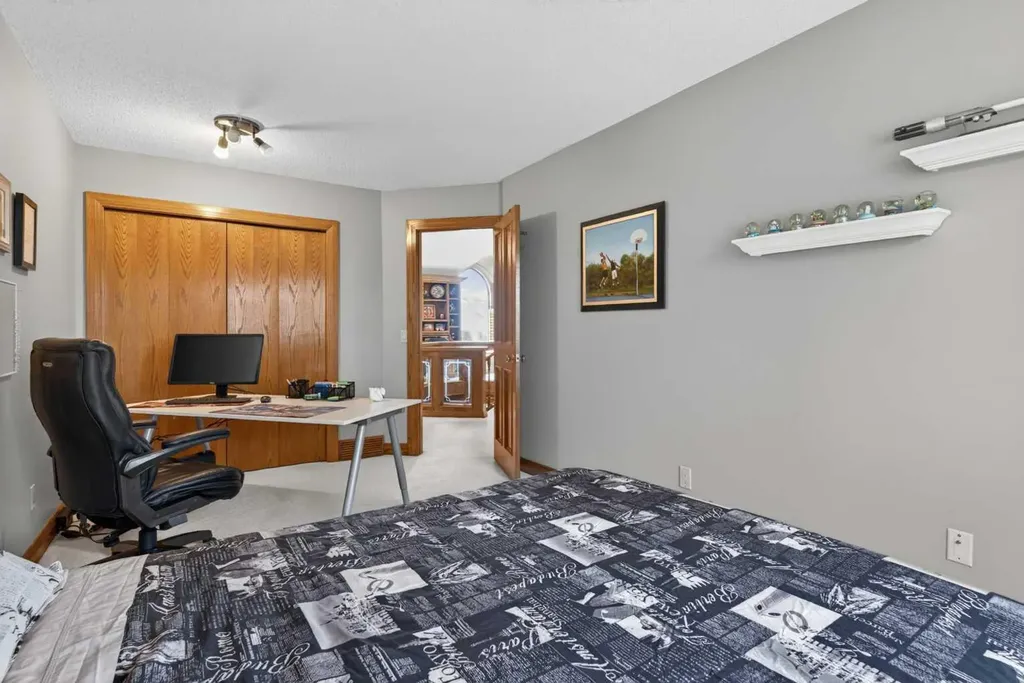 935 Shawnee Drive SW Calgary AB T2Y 2G9
