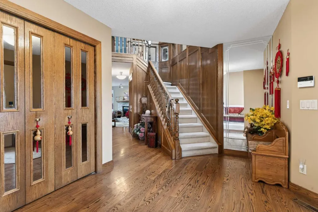 935 Shawnee Drive SW Calgary AB T2Y 2G9