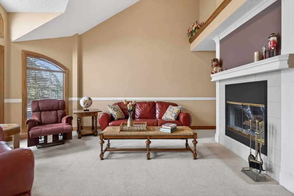 935 Shawnee Drive SW Calgary AB T2Y 2G9