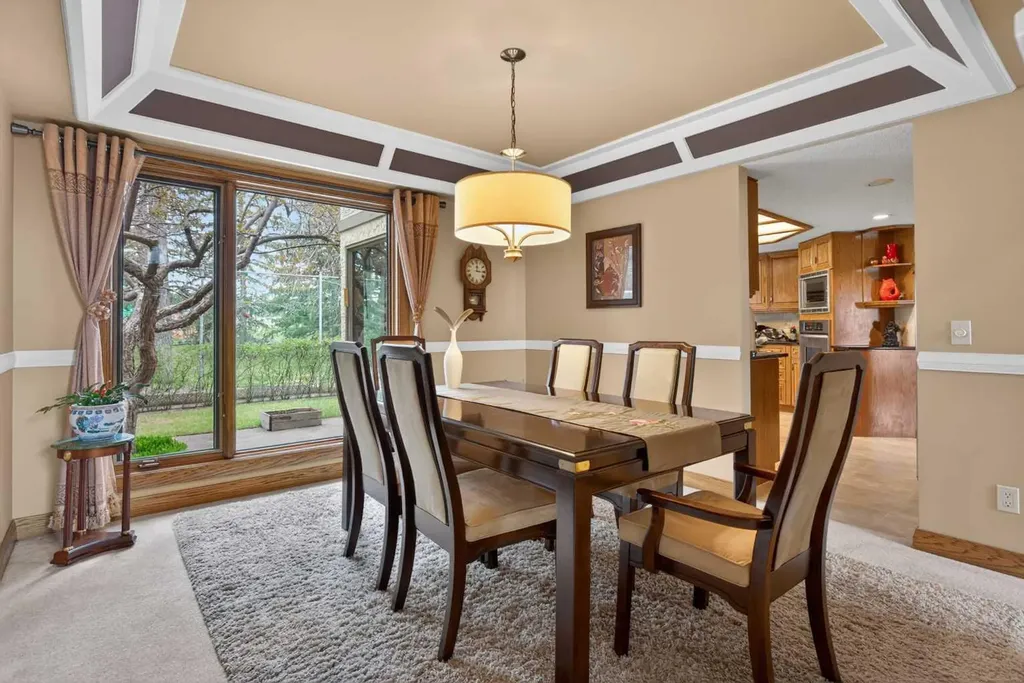 935 Shawnee Drive SW Calgary AB T2Y 2G9