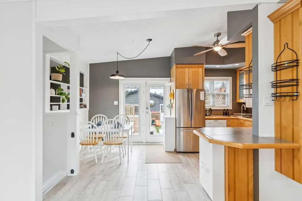 10651 Shillington Crescent SW Calgary AB T2W 0N8