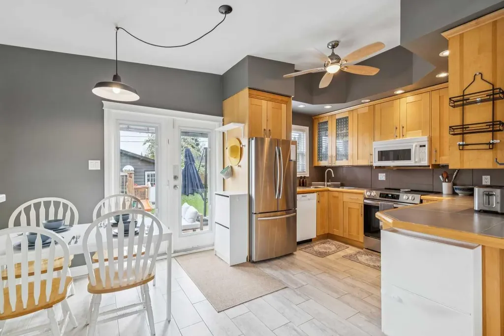 10651 Shillington Crescent SW Calgary AB T2W 0N8