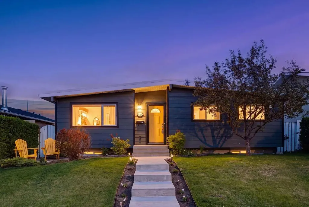 10651 Shillington Crescent SW Calgary AB T2W 0N8
