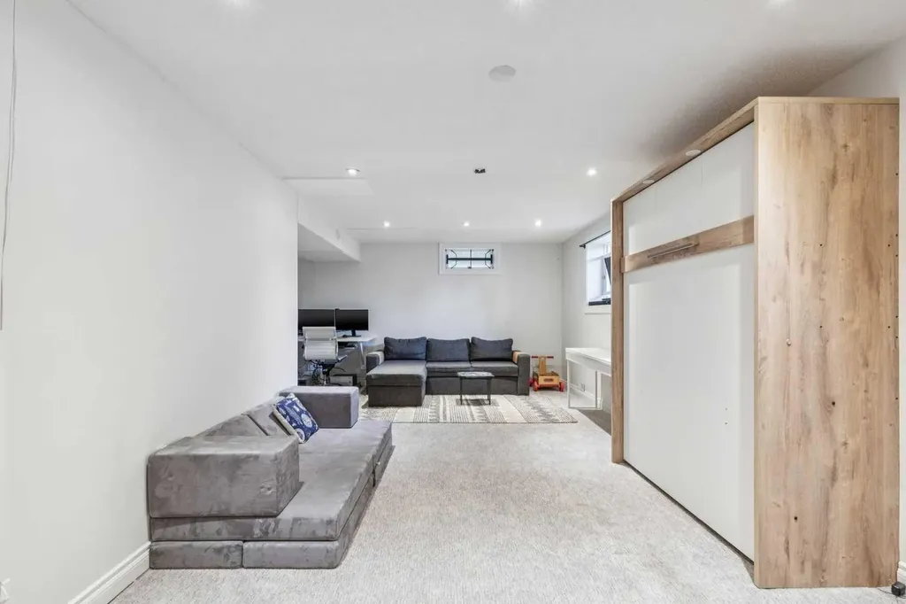 10651 Shillington Crescent SW Calgary AB T2W 0N8
