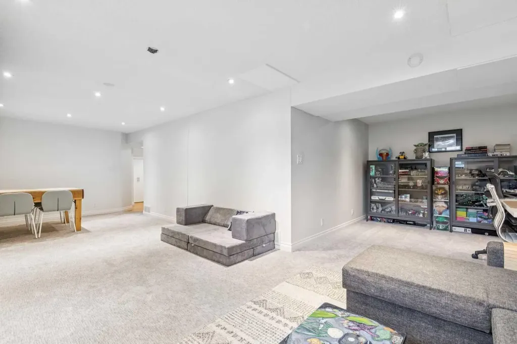 10651 Shillington Crescent SW Calgary AB T2W 0N8