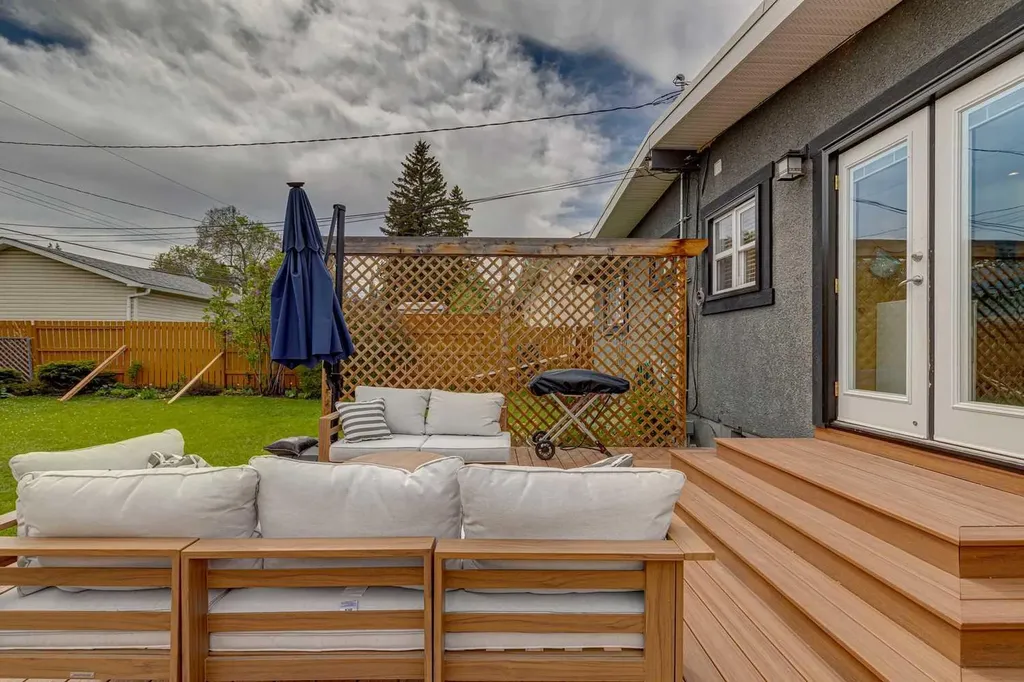 10651 Shillington Crescent SW Calgary AB T2W 0N8