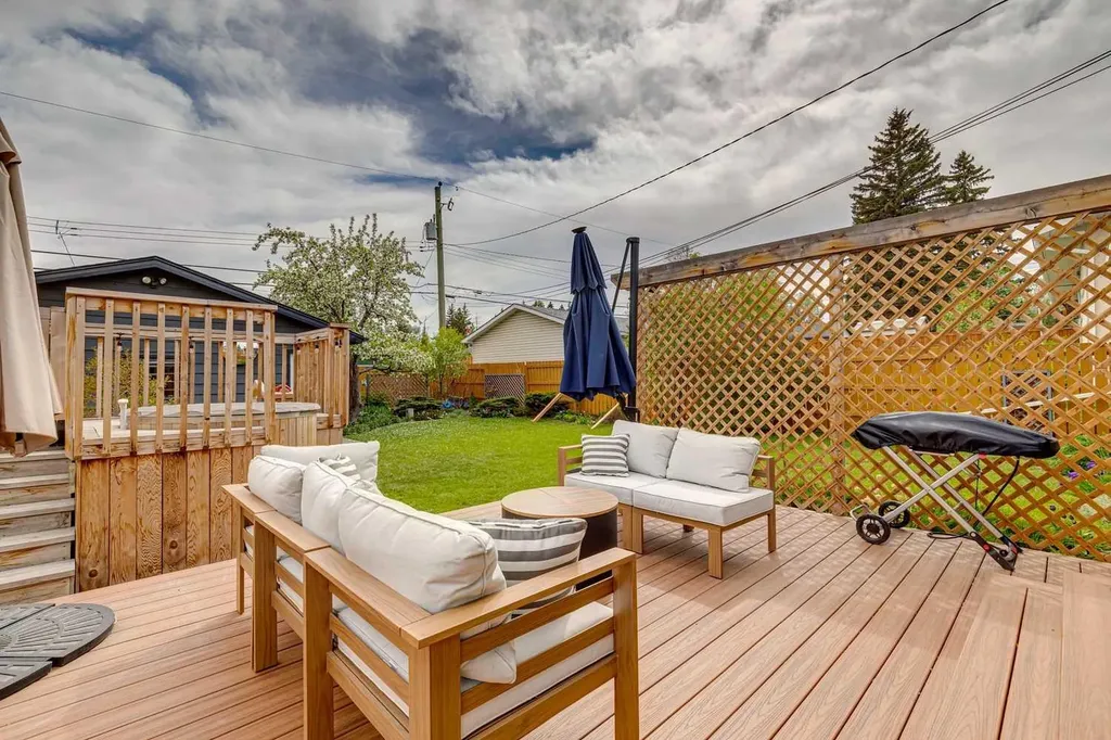 10651 Shillington Crescent SW Calgary AB T2W 0N8